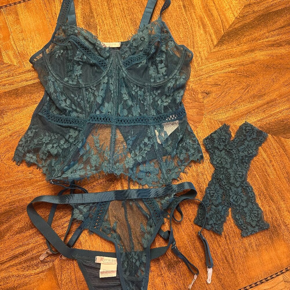 Avidlove Lace Corset and Panty Outfit with Garter- Lingerie Set